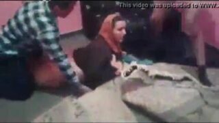 سكس شاب ينيك أمه ويعزم أصحابه